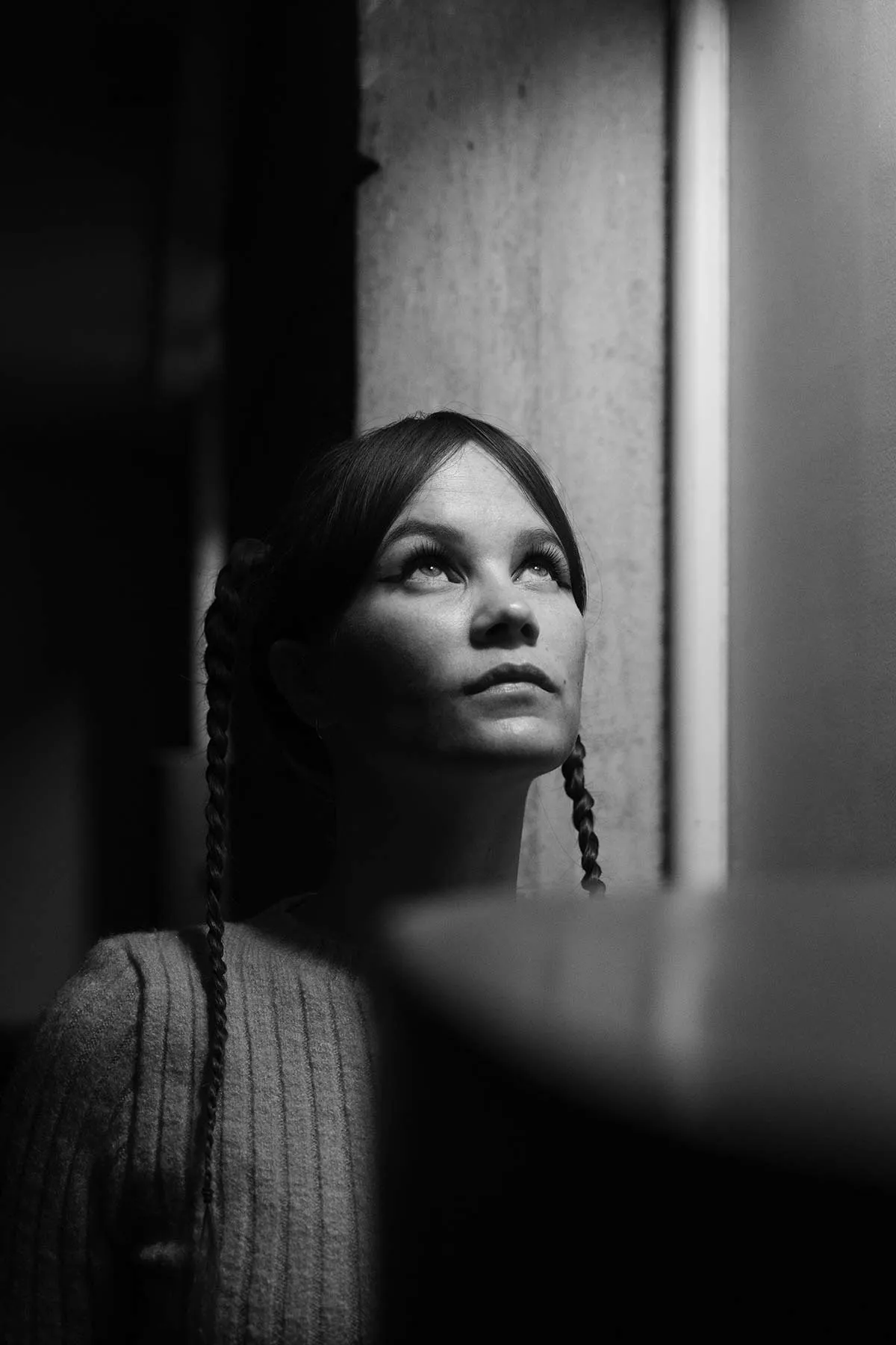 Portrait noir et blanc de Alaïs Dautricourt, designer graphique et webdesigner à Marseille.