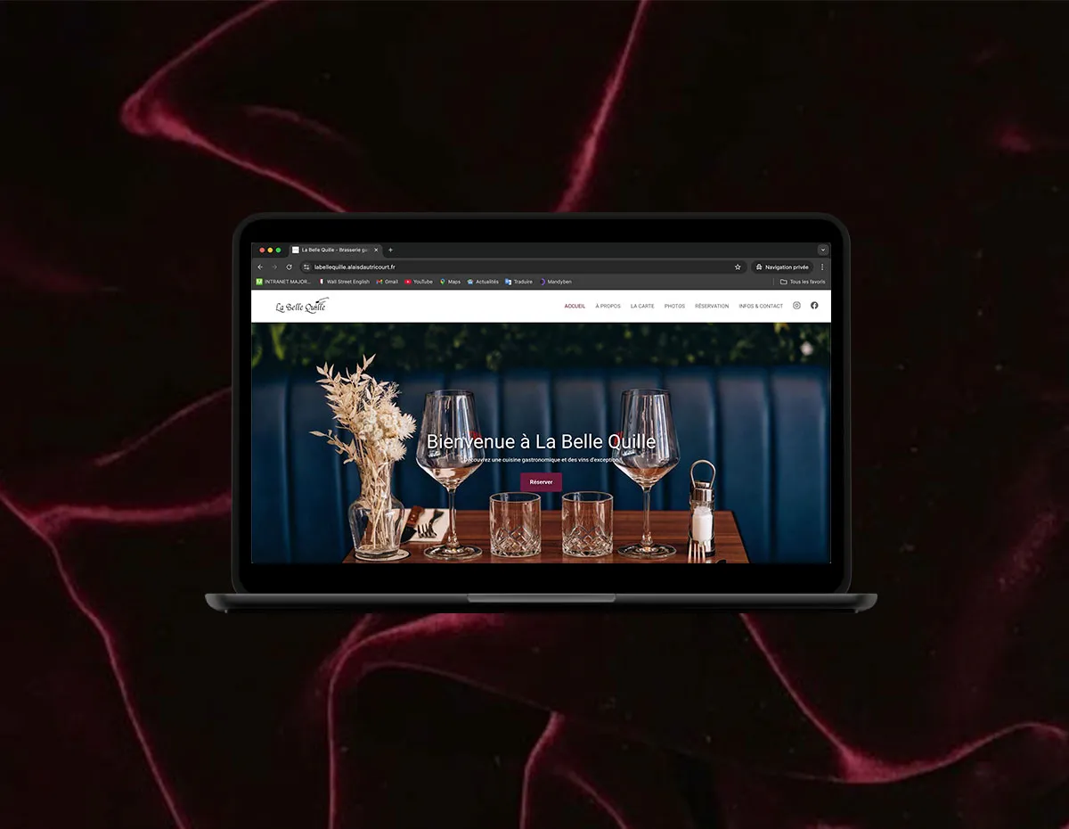 Mockup du site internet du restaurant La Belle Quille affiché sur un écran d'ordinateur portable.
