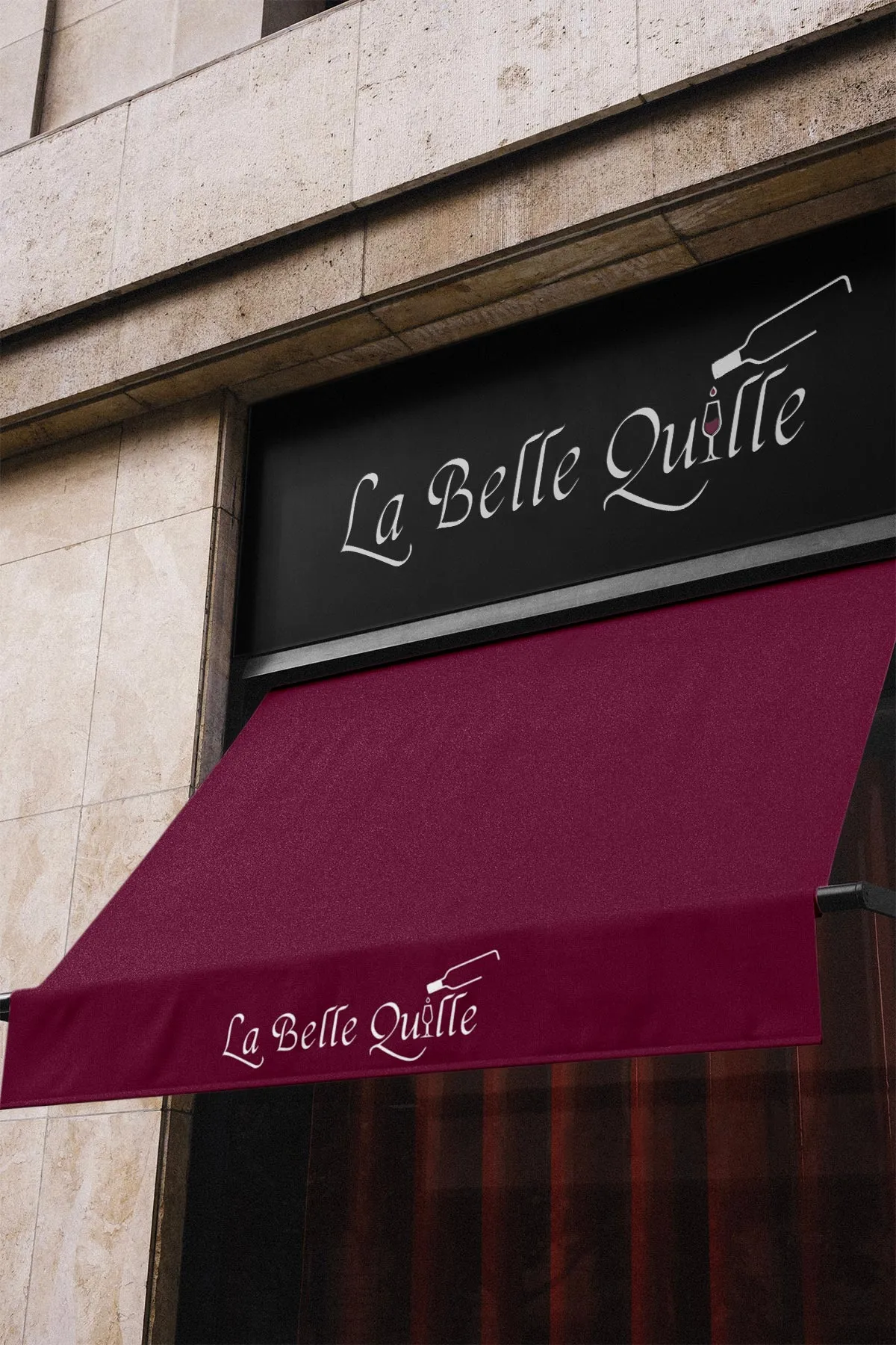 Mockup de la devanture du restaurant La Belle Quille avec l'enseigne noire et un store banne bordeaux personnalisés avec le logo.