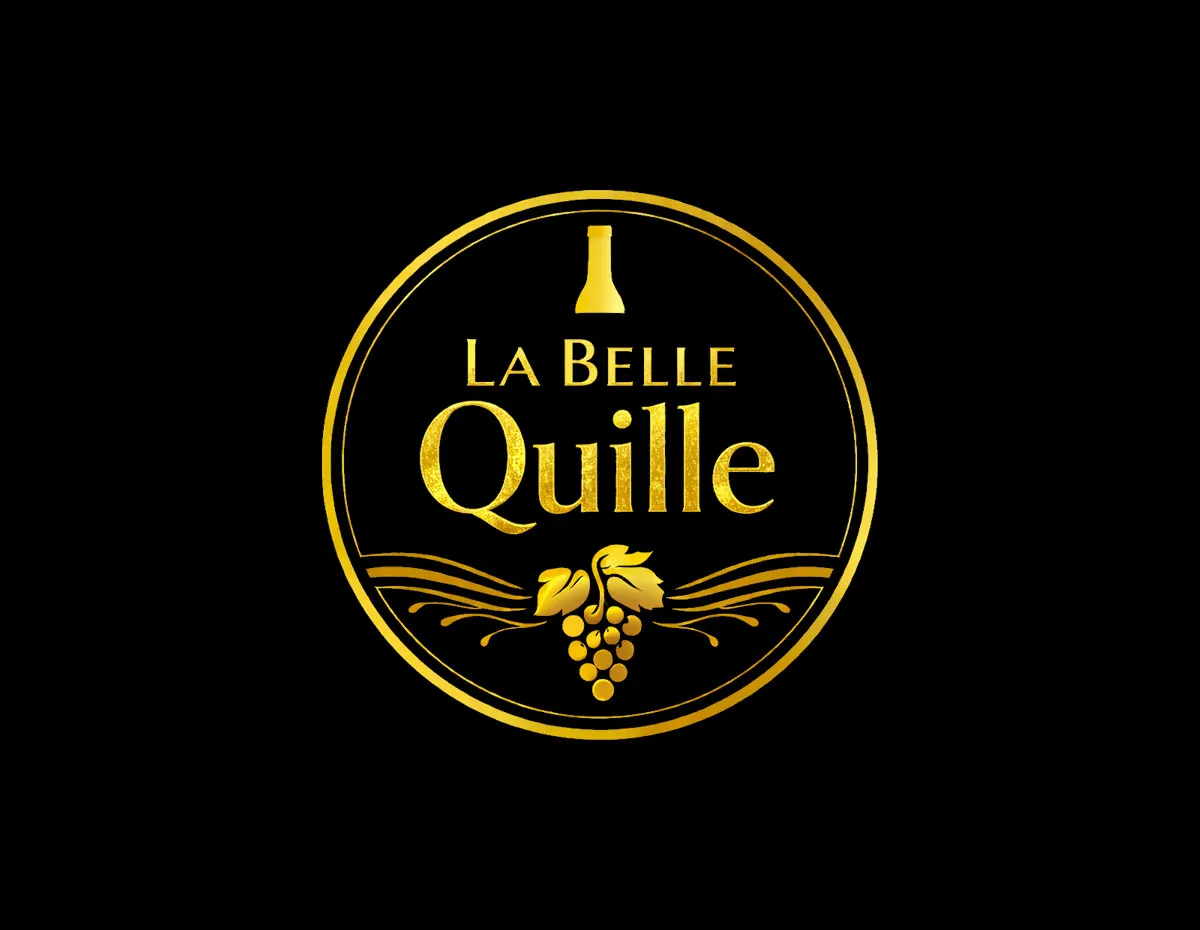 Logo circulaire doré du restaurant La Belle Quille sur fond noir avec icône de bouteille et raisin.