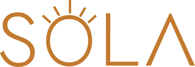 Logotype SOLA avec un soleil stylisé au-dessus du O, couleur terre d'ocre.
