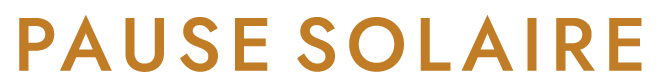 Slogan "PAUSE SOLAIRE" écrit en typographie sans-serif majuscule, couleur terre d'ocre.