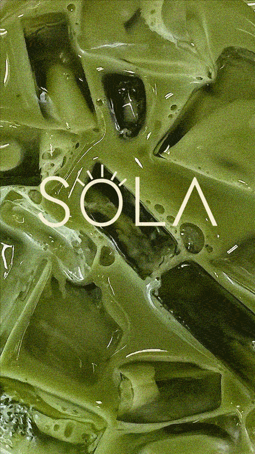 GIF en gros plan d'une texture crémeuse de matcha latte glacé en mouvement, avec le logo SOLA et l'arc solaire superposés.