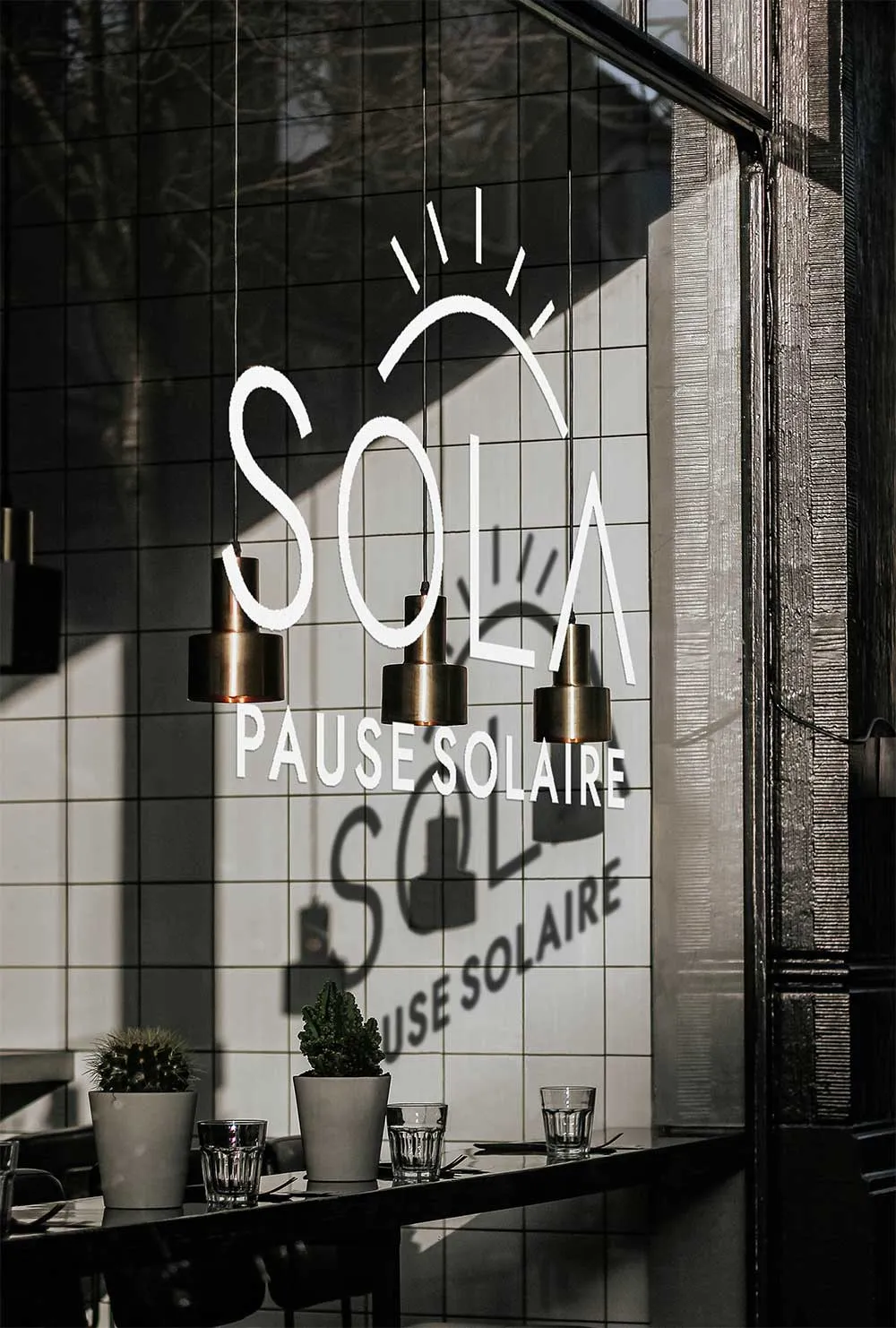 Mockup de la vitrine extérieure du café SOLA avec le logo sur la vitre.