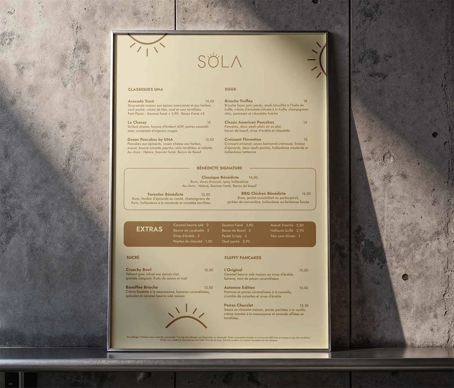 Menu détaillé du café SOLA présentant les offres de brunch, œufs mimosa et boissons baristas dans un cadre élégant.