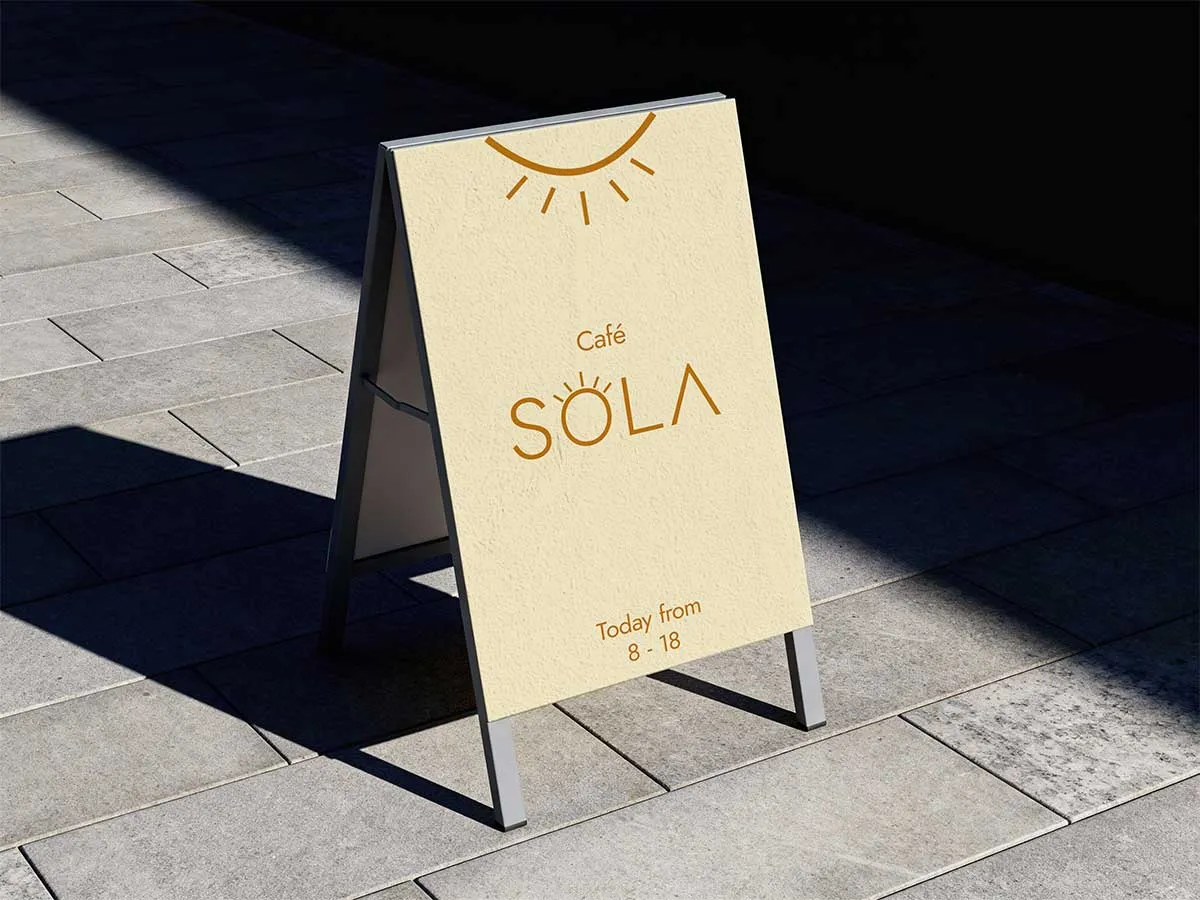 Stop-trottoir ou chevalet de rue présentant le logo SOLA et les horaires d'ouverture du café.